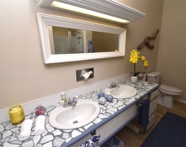 6889 Beverly Glen Avenue - Photo Thumbnail 11
