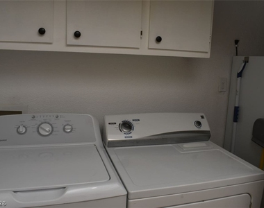 6889 Beverly Glen Avenue - Photo Thumbnail 14