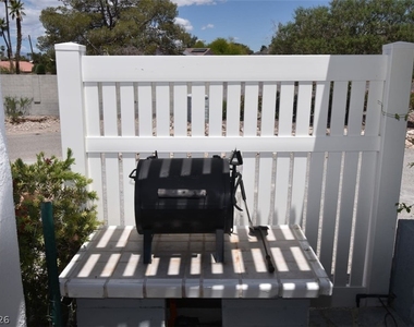 6889 Beverly Glen Avenue - Photo Thumbnail 17