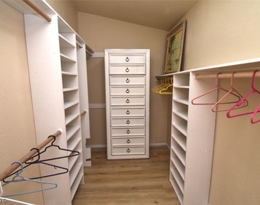 6889 Beverly Glen Avenue - Photo Thumbnail 10