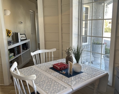 6889 Beverly Glen Avenue - Photo Thumbnail 2