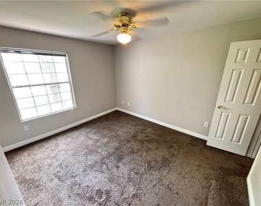 231 W Horizon Ridge Parkway - Photo Thumbnail 14