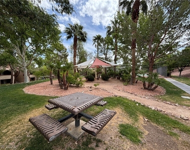 231 W Horizon Ridge Parkway - Photo Thumbnail 25