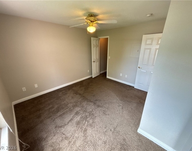231 W Horizon Ridge Parkway - Photo Thumbnail 16