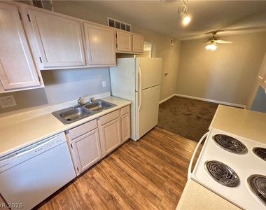 231 W Horizon Ridge Parkway - Photo Thumbnail 10