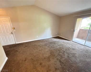 231 W Horizon Ridge Parkway - Photo Thumbnail 4