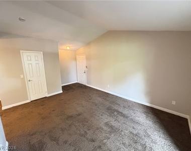 231 W Horizon Ridge Parkway - Photo Thumbnail 2