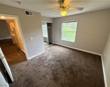 231 W Horizon Ridge Parkway - Photo Thumbnail 18
