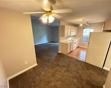 231 W Horizon Ridge Parkway - Photo Thumbnail 6
