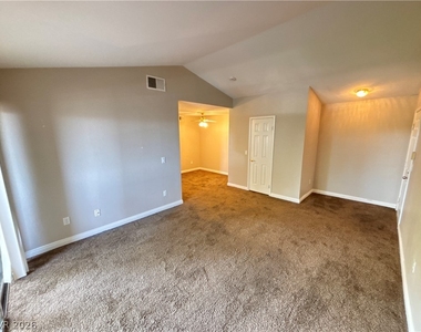 231 W Horizon Ridge Parkway - Photo Thumbnail 3