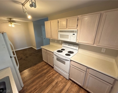 231 W Horizon Ridge Parkway - Photo Thumbnail 9