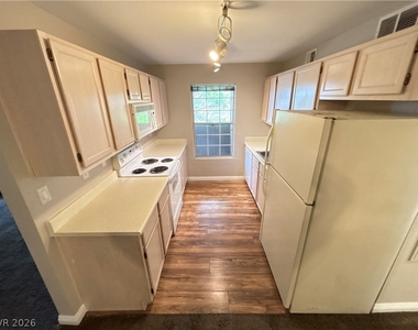231 W Horizon Ridge Parkway - Photo Thumbnail 8