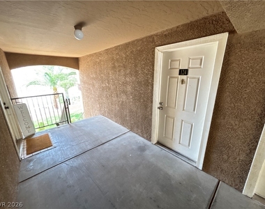 231 W Horizon Ridge Parkway - Photo Thumbnail 1