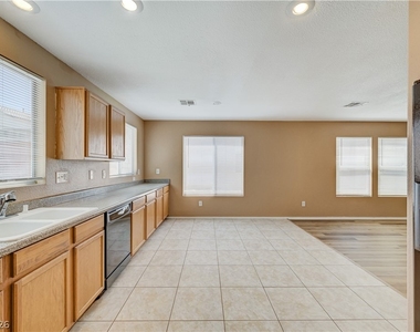 8621 Grand Pine Avenue - Photo Thumbnail 15