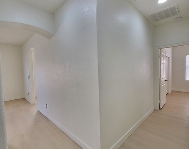 4528 Silverado Sage Avenue - Photo Thumbnail 13
