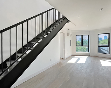 494 Manhattan Avenue - Photo Thumbnail 5