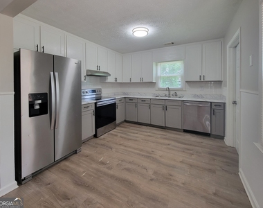 611 Leigh Court - Photo Thumbnail 4