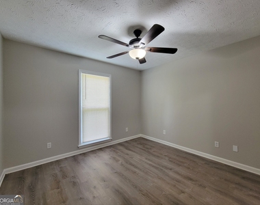 611 Leigh Court - Photo Thumbnail 5