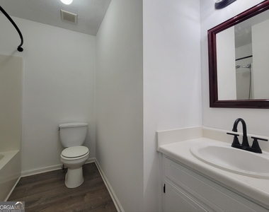 611 Leigh Court - Photo Thumbnail 9