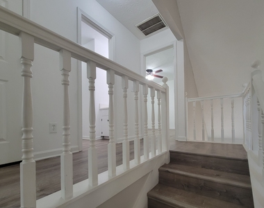 611 Leigh Court - Photo Thumbnail 7