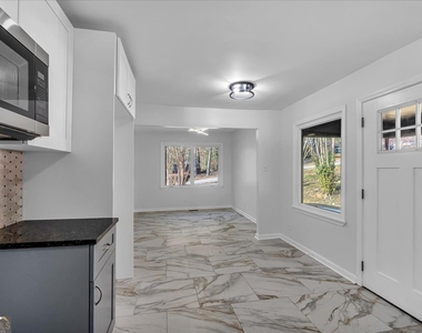 2142 Cloverdale Drive Se - Photo Thumbnail 3