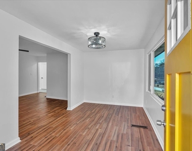 2142 Cloverdale Drive Se - Photo Thumbnail 10