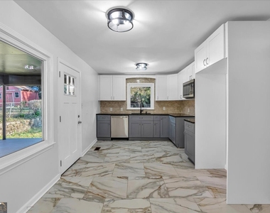 2142 Cloverdale Drive Se - Photo Thumbnail 2