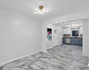 2142 Cloverdale Drive Se - Photo Thumbnail 4