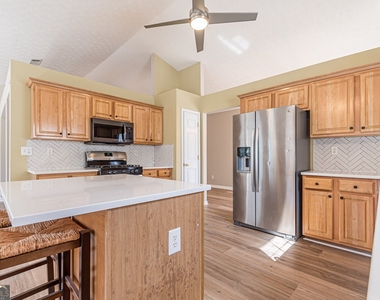 5755 Lakeview Circle - Photo Thumbnail 6