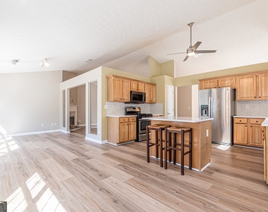 5755 Lakeview Circle - Photo Thumbnail 9