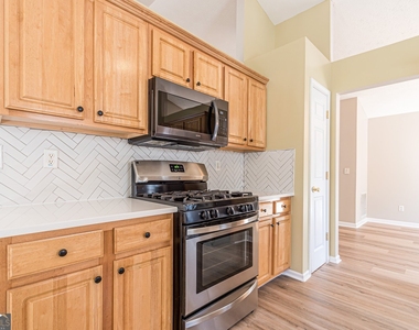 5755 Lakeview Circle - Photo Thumbnail 7