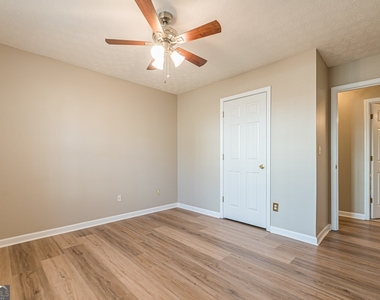 5755 Lakeview Circle - Photo Thumbnail 25