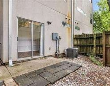 110 Moreland Avenue Se - Photo Thumbnail 9
