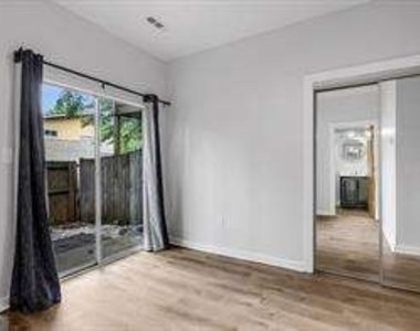 110 Moreland Avenue Se - Photo Thumbnail 5
