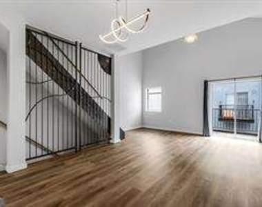 110 Moreland Avenue Se - Photo Thumbnail 2