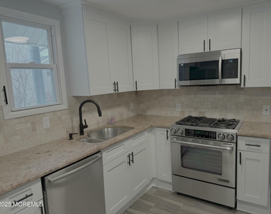 22 Bay Avenue - Photo Thumbnail 2
