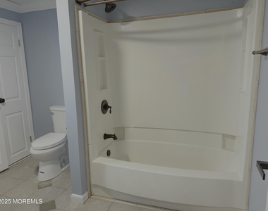 22 Bay Avenue - Photo Thumbnail 6