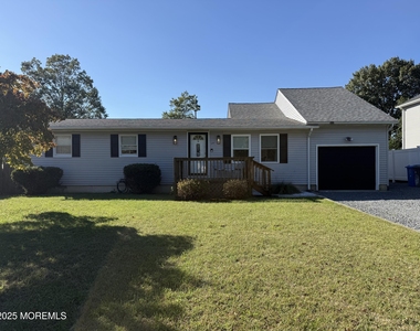 132 Tiller Avenue - Photo Thumbnail 2
