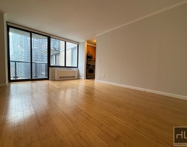 West 48th Street - Photo Thumbnail 4