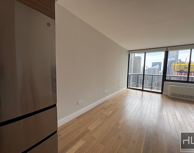 West 48th Street - Photo Thumbnail 3