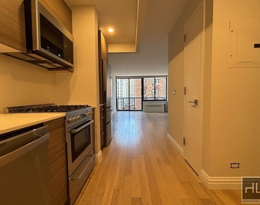 West 48th Street - Photo Thumbnail 2