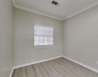 8101 Pacific Street - Photo Thumbnail 4