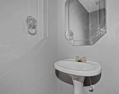 804 Custer Street - Photo Thumbnail 18