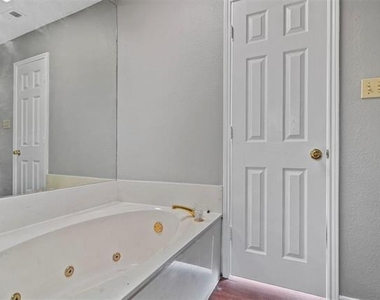 804 Custer Street - Photo Thumbnail 17
