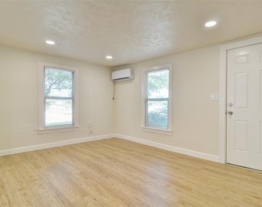 300 Meadow Park Drive - Photo Thumbnail 8
