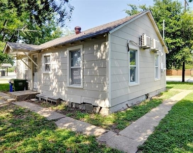 300 Meadow Park Drive - Photo Thumbnail 4