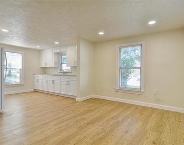 300 Meadow Park Drive - Photo Thumbnail 5