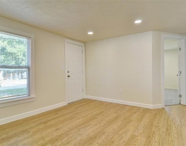 300 Meadow Park Drive - Photo Thumbnail 7