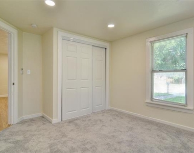 300 Meadow Park Drive - Photo Thumbnail 15