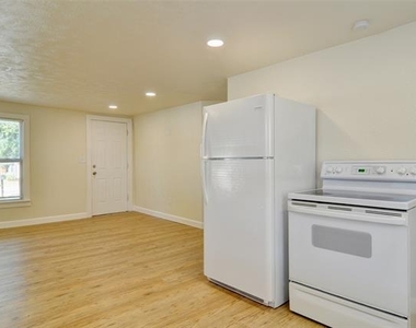 300 Meadow Park Drive - Photo Thumbnail 11